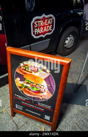 Paris, France, gros plan, panneau, French Street Food Trucks, garés devant la gare Saint Lazare, vendeurs, Banque D'Images