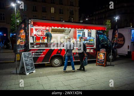 Paris, France, personnes, hommes, acheter, partage des repas, French Street Food Trucks, garés devant la gare Saint Lazare, vendeurs, repas Banque D'Images