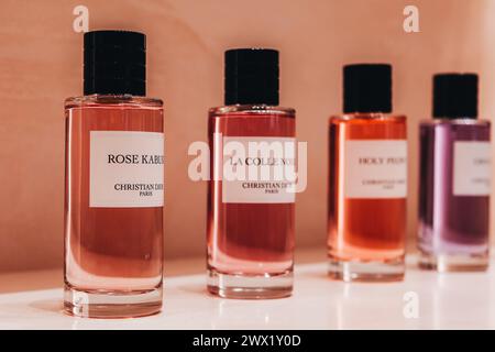 Parfum féminin classique Christian Dior, affichage de bouteilles en verre rose et rouge au magasin de parfums et cosmétiques Banque D'Images