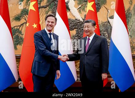 PÉKIN - le premier ministre sortant Mark Rutte rencontre le président Xi Jinping lors d'une visite de travail en République populaire de Chine. ANP REMKO DE WAAL pays-bas Out - belgique Out Banque D'Images