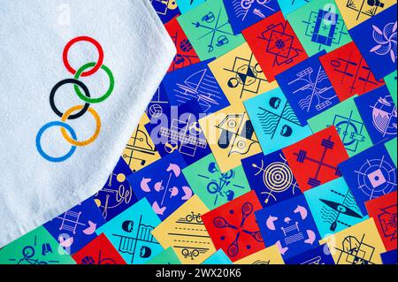 PARIS, FRANCE, 26 MARS 2024 : anneaux olympiques et pictogramme de tous les sports aux Jeux olympiques d'été de Paris 2024. Icônes et logos officiels de Paris 2 Banque D'Images