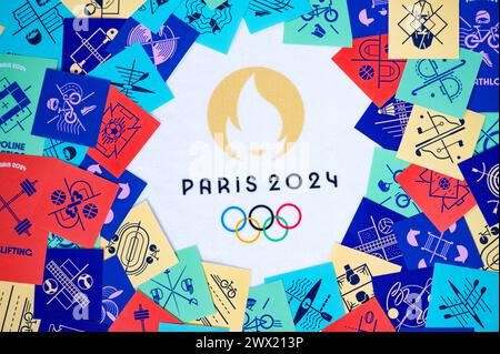 PARIS, FRANCE, 26 MARS 2024 : emblème officiel des Jeux olympiques d'été de Paris 2024 combiné à un pictogramme cartes signifiant tous les sports olympiques Banque D'Images