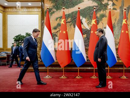 PÉKIN - le premier ministre sortant Mark Rutte rencontre le président Xi Jinping lors d'une visite de travail en République populaire de Chine. ANP REMKO DE WAAL pays-bas Out - belgique Out Banque D'Images