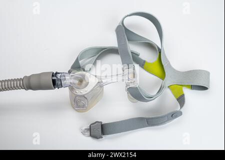 Masque de pression positive continue des voies aériennes pour apnée du sommeil (CPAP) et tubulure isolés sur fond blanc Banque D'Images