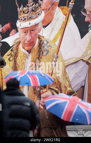 Les gens se rassemblent à Piccadilly Circus, à Londres, où une image du couronnement est affichée sur un grand écran. Banque D'Images