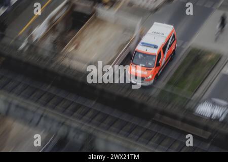 Ein Rettungswagen der Berliner Feuerwehr, aufgenommen an der S-Bahn-Station Schoeneberg à Berlin, 22.03.2024. Berlin Deutschland *** une ambulance de Banque D'Images