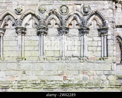 Ruines de l'ancienne abbaye du palais de Holyrood (holyroodhouse), à Édimbourg, demeure du monarque britannique en Écosse. Banque D'Images