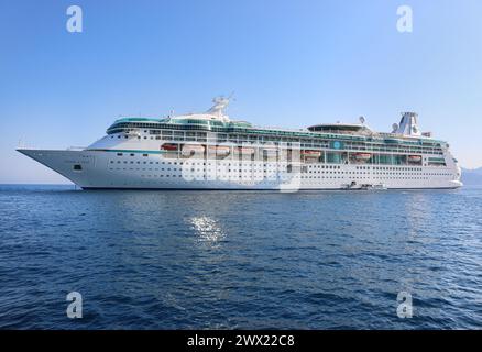 En mer. 26 mars 2024 : Vision of the Seas est l’un des deux navires de croisière qui seront touchés par le blocage du port suite à l’accident tragique et à l’effondrement du Baltimore Key Bridge. Cette saison, Royal Caribbean International (RCI) et Carnival Cruise Line (CCL) exploitent toutes deux des croisières depuis le terminal de Maryland Locust point. Les deux grandes et populaires compagnies de croisières ont annoncé qu’elles transféreraient temporairement les opérations de Carnival Legend & Vision of the Seas à Norfolk, en Virginie. Le navire de la RCI effectue des voyages de Baltimore aux îles de la mer des Caraïbes, aux Bermudes ou aux Bahamas. Crédit : Kevin Izorce/Alamy Live News Banque D'Images