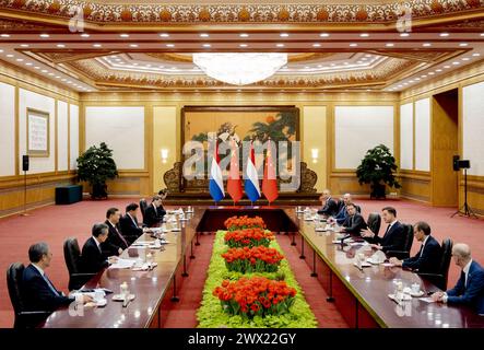 PÉKIN - le premier ministre sortant Mark Rutte rencontre le président Xi Jinping lors d'une visite de travail en République populaire de Chine. ANP REMKO DE WAAL pays-bas Out - belgique Out Banque D'Images