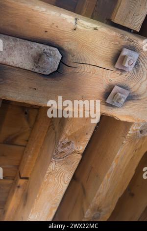 Le plafond en bois et les solives exposées et les entretoises structurelles dans Merchants Warehouse à Manchester, un entrepôt industriel rénové Banque D'Images