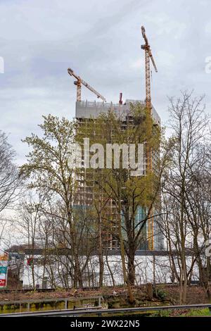 2024-03-26,Berlin,Baustelle Estrel Tower, Baubeginn Juli 2021,Eröffnung Ende 2025, Brutto-Grundfläche 77,500 qm,das Gebäude wird BEI Fertigstellung eine Höhe von 176 Meter haben und somit der Höchste Wolkenkratzer in Berlin sein *** 2024 03 26,Berlin,Estrel Tower construction site, début juillet 2021,ouverture fin 2025, surface brute de plancher de 77 500 m², le bâtiment aura une hauteur de 176 mètres à l'achèvement, ce qui en fait le plus haut gratte-ciel de Berlin Banque D'Images