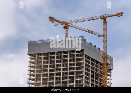 2024-03-26,Berlin,Baustelle Estrel Tower, Baubeginn Juli 2021,Eröffnung Ende 2025, Brutto-Grundfläche 77,500 qm,das Gebäude wird BEI Fertigstellung eine Höhe von 176 Meter haben und somit der Höchste Wolkenkratzer in Berlin sein *** 2024 03 26,Berlin,Estrel Tower construction site, début juillet 2021,ouverture fin 2025, surface brute de plancher de 77 500 m², le bâtiment aura une hauteur de 176 mètres à l'achèvement, ce qui en fait le plus haut gratte-ciel de Berlin Banque D'Images