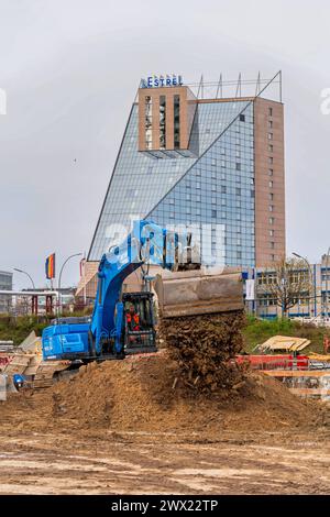 2024-03-26,Berlin,Baustelle Estrel Tower, Baubeginn Juli 2021,Eröffnung Ende 2025, Brutto-Grundfläche 77,500 qm,das Gebäude wird BEI Fertigstellung eine Höhe von 176 Meter haben und somit der Höchste Wolkenkratzer in Berlin sein *** 2024 03 26,Berlin,Estrel Tower construction site, début juillet 2021,ouverture fin 2025, surface brute de plancher de 77 500 m², le bâtiment aura une hauteur de 176 mètres à l'achèvement, ce qui en fait le plus haut gratte-ciel de Berlin Banque D'Images