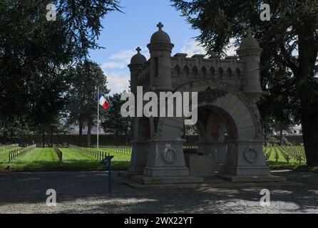 Rennes, France - 24 mars 2024 : ce cimetière de guerre contient les tombes de plus de 1000 soldats qui ont été tués pendant la première Guerre mondiale. Aussi belges et R Banque D'Images