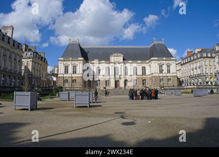 Rennes, France - 24 mars 2024 : bâtiment du Parlement de Bretagne à Rennes. Les gens marchent à Rennes le dimanche. Rues et bâtiments. Style de vie dans le Banque D'Images