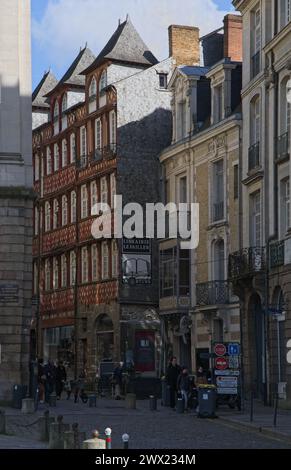 Rennes, France - 24 mars 2024 : les gens marchent à Rennes le dimanche. Rues et bâtiments. Style de vie en zone urbaine. Journée de printemps ensoleillée. foc sélectif Banque D'Images