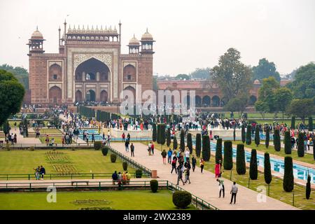 Indien, Agra, Blick vom Taj Mahal zum Torbau aus rotem Sandstein Banque D'Images