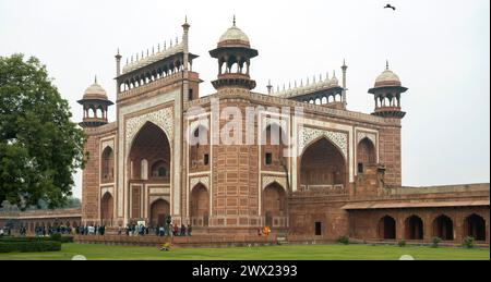 Indien, Agra, Taj Mahal, Torbau aus rotem Sandstein Banque D'Images