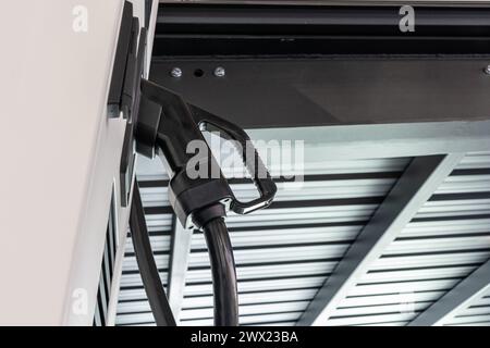 Station de recharge de véhicules électriques qui prend de l'énergie des panneaux solaires. Gros plan. Banque D'Images