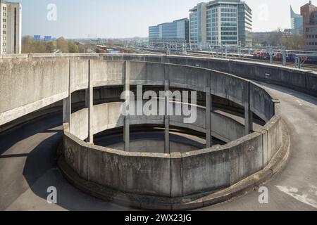 La rampe en spirale / hélicoïdale en béton au parking de la station de Reading, Royaume-Uni Banque D'Images