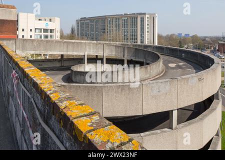 La rampe en spirale / hélicoïdale en béton au parking de la station de Reading, Royaume-Uni Banque D'Images