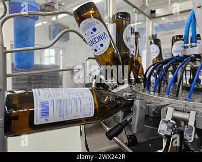 Ligne de remplissage de l'eau minérale Vincentka à Luhacovice, région de Zlin, République tchèque, 19 mars 2024. (CTK photo/Martina Odehnalova) Banque D'Images