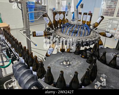 Ligne de remplissage de l'eau minérale Vincentka à Luhacovice, région de Zlin, République tchèque, 19 mars 2024. (CTK photo/Martina Odehnalova) Banque D'Images