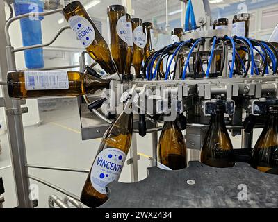 Ligne de remplissage de l'eau minérale Vincentka à Luhacovice, région de Zlin, République tchèque, 19 mars 2024. (CTK photo/Martina Odehnalova) Banque D'Images