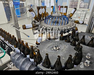 Ligne de remplissage de l'eau minérale Vincentka à Luhacovice, région de Zlin, République tchèque, 19 mars 2024. (CTK photo/Martina Odehnalova) Banque D'Images