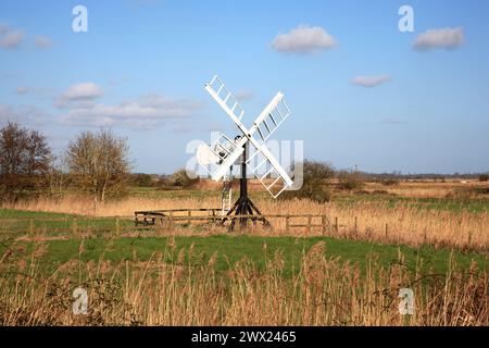 Une vue du moulin à vent de drainage de Palmer du poteau creux restauré par le bateau Dyke sur les Norfolk Broads à Upton, Norfolk, Angleterre, Royaume-Uni. Banque D'Images