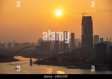 Une vue aérienne du coucher du soleil sur les gratte-ciel modernes le long du fleuve Yangtsé Banque D'Images