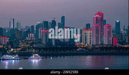 Une vue aérienne des gratte-ciel à Wuhan le long du fleuve Yangtze la nuit Banque D'Images