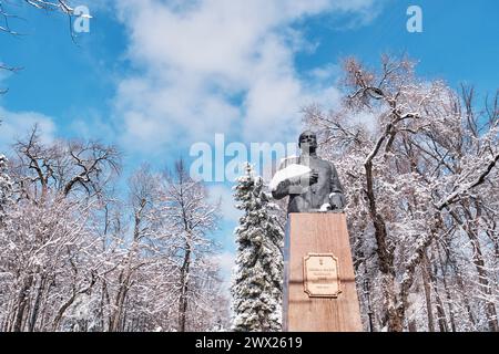 Almaty, Kazakhstan - 15 mars 2024 : gros plan du monument-buste au commandant soviétique Panfilov dans le parc nommé d'après 28 gardes Panfilov. 1968, sculpter Banque D'Images