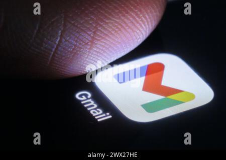 Die App von Gmail ist auf deinem smartphone neben einem finger zu sehen. Berlin, 27.03.2024. Berlin Deutschland *** L'application Gmail peut être vue sur votre Banque D'Images