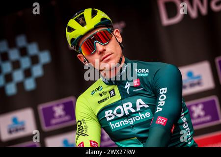 Roeselare, Belgique. 27 mars 2024. L'irlandais Ryan Mullen de Bora-Hansgrohe photographié au départ de la course d'élite masculine de la course cycliste 'Dwars Door Vlaanderen', 188, à 6 km de Roeselare à Waregem, mercredi 27 mars 2024. BELGA PHOTO DAVID PINTENS crédit : Belga News Agency/Alamy Live News Banque D'Images