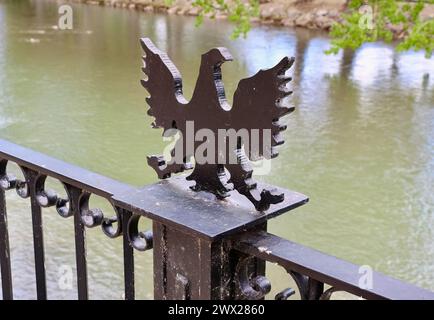 Décoration en forme d'aigle en métal peint noir sur le dessus des poteaux de clôture représentant le nom de la ville Aguilar de Campoo Palencia Castille et Léon Espagne Banque D'Images