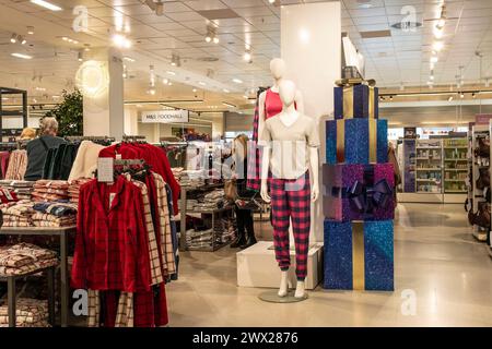 L'intérieur d'un magasin Marks & Spencer dans le centre-ville de Truro en Cornouailles au Royaume-Uni. Banque D'Images