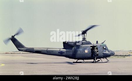 Le 25 mars 1991 Un hélicoptère UH-1N 'Huey' Iroquois de la U.S. Navy Bell de l'USS New Orleans à l'aéroport international de Koweït. Banque D'Images