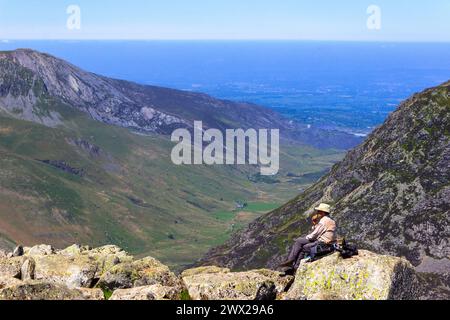 Appréciant la vue depuis Tryfan, Snowdonia, Nord du pays de Galles Banque D'Images