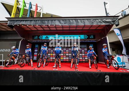 Roeselare, Belgique. 27 mars 2024. Les coureurs Soudal Quick-Step photographiés au départ de la course d'élite masculine de la course cycliste 'Dwars Door Vlaanderen', 188, à 6 km de Roeselare à Waregem, mercredi 27 mars 2024. BELGA PHOTO DAVID PINTENS crédit : Belga News Agency/Alamy Live News Banque D'Images