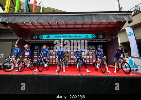 Roeselare, Belgique. 27 mars 2024. Les pilotes Groupama FDJ photographiés au départ de la course d'élite masculine de la course cycliste 'Dwars Door Vlaanderen', 188, à 6 km de Roeselare à Waregem, mercredi 27 mars 2024. BELGA PHOTO DAVID PINTENS crédit : Belga News Agency/Alamy Live News Banque D'Images