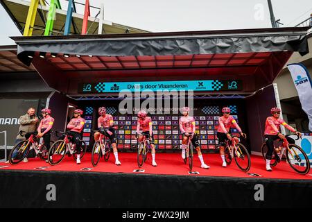 Roeselare, Belgique. 27 mars 2024. Les coureurs EF Education-EasyPost photographiés au départ de la course d'élite masculine de la course cycliste 'Dwars Door Vlaanderen', 188, à 6 km de Roeselare à Waregem, mercredi 27 mars 2024. BELGA PHOTO DAVID PINTENS crédit : Belga News Agency/Alamy Live News Banque D'Images