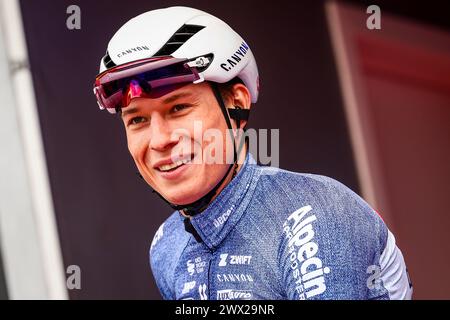 Roeselare, Belgique. 27 mars 2024. Le belge Jasper Philipsen d'Alpecin-Deceuninck photographié au départ de la course d'élite masculine de la course cycliste 'Dwars Door Vlaanderen', 188, à 6 km de Roeselare à Waregem, mercredi 27 mars 2024. BELGA PHOTO DAVID PINTENS crédit : Belga News Agency/Alamy Live News Banque D'Images