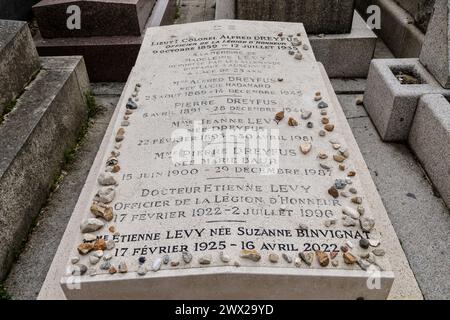 CIMETIÈRE MONTPARNASSE CÉLÈBRES TOMBES PARIS Banque D'Images