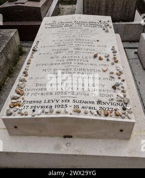 CIMETIÈRE MONTPARNASSE CÉLÈBRES TOMBES PARIS Banque D'Images