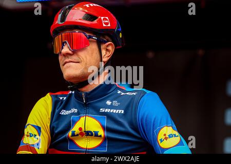 Roeselare, Belgique. 27 mars 2024. Le belge Jasper Stuyven de Lidl-Trek photographié au départ de la course d'élite masculine de la course cycliste 'Dwars Door Vlaanderen', 188, à 6 km de Roeselare à Waregem, mercredi 27 mars 2024. BELGA PHOTO DAVID PINTENS crédit : Belga News Agency/Alamy Live News Banque D'Images