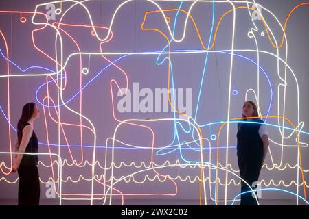 Le Design Museum, Londres, Royaume-Uni. 27 mars 2024. Du 29 mars au 8 septembre 2024, la grande exposition d’œuvres d’Enzo mari (organisée par Hans Ulrich Obrist avec Francesca Giacomelli) célèbre la vie et l’œuvre de l’un des plus grands designers italiens du XXe siècle, Enzo mari, dont les créations ont inspiré des générations de créatifs à travers le monde. Image : LO zoo di Enzo (zoo d’Enzo), 2020. Réinterprétation des puzzles de 16 animaux et 16 poissons de mari par Nanda Vigo en néon, lumières LED, Triennial Milano. Crédit : Malcolm Park/Alamy Live News Banque D'Images