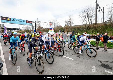 Roeselare, Belgique. 27 mars 2024. Le peloton de coureurs photographié au départ de la course d'élite masculine de la course cycliste 'Dwars Door Vlaanderen', 188, à 6 km de Roeselare à Waregem, mercredi 27 mars 2024. BELGA PHOTO DAVID PINTENS crédit : Belga News Agency/Alamy Live News Banque D'Images