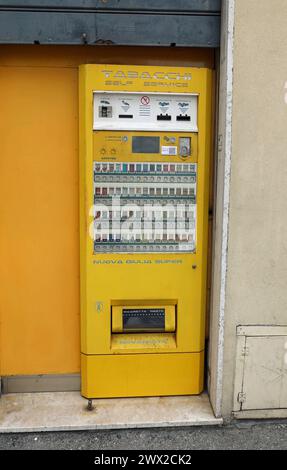 Machine à cigarettes en libre-service en Italie Banque D'Images