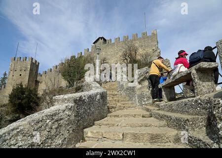 Touristes à la forteresse de Guaita à Saint-Marin Banque D'Images